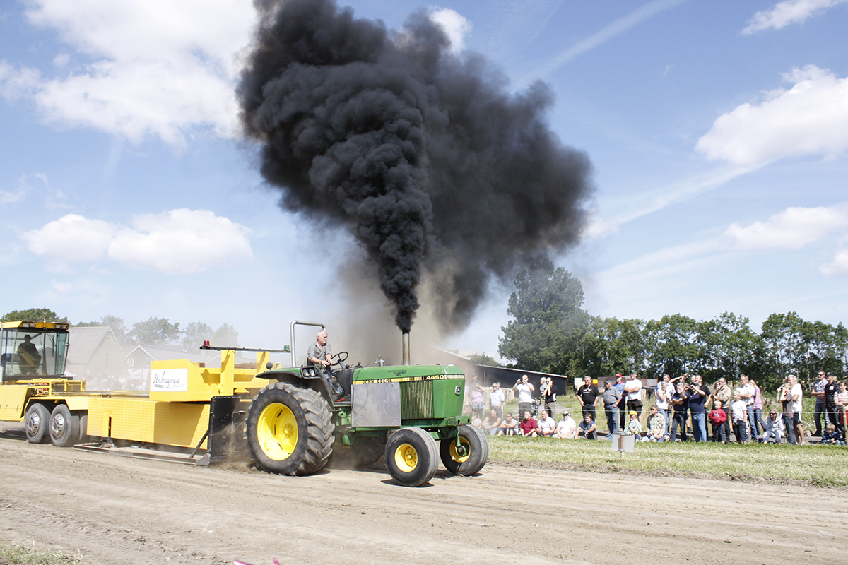 John-Deere-4450-tractor-pull.jpg