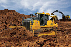 The John Deere The 950K PAT allows operators to move large amounts of material without sacrificing the ability to do finish work. 