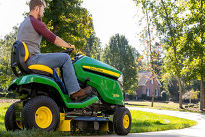One-Touch MulchControl offers several features to help operators complete mowing tasks efficiently and conveniently. 