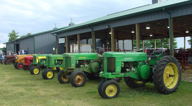 Hundreds of Antique John Deere Tractor Enthusiasts Show Up for Reunion