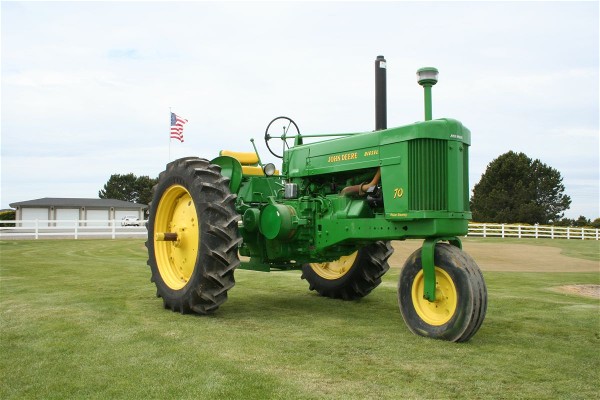 John Deere, Classic 2 cyl. Green 1940-'60 , Gallon Tractor Paint.