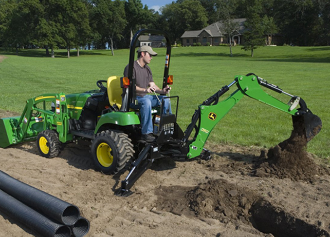 6 Features that Make the John Deere 1023E a Unique Utility Tractor