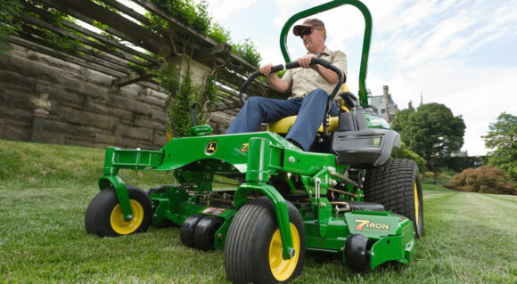 John Deere X700 Series Lawn Tractors | MachineFinder