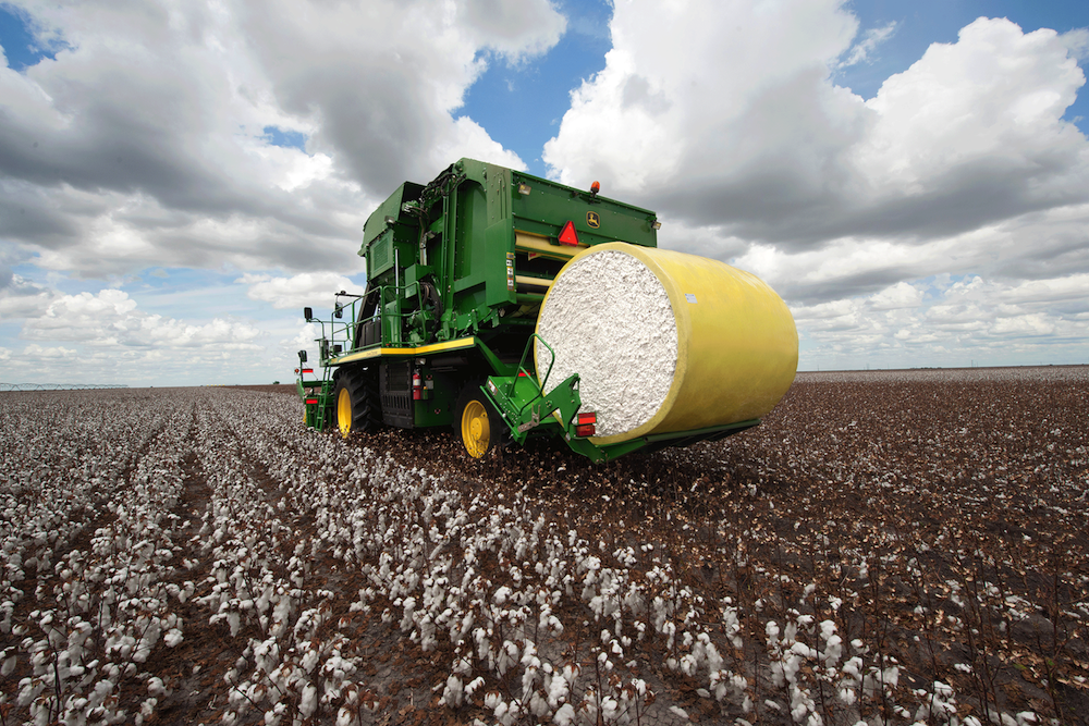 picking-more-cotton-in-less-time-with-the-john-deere-cp690