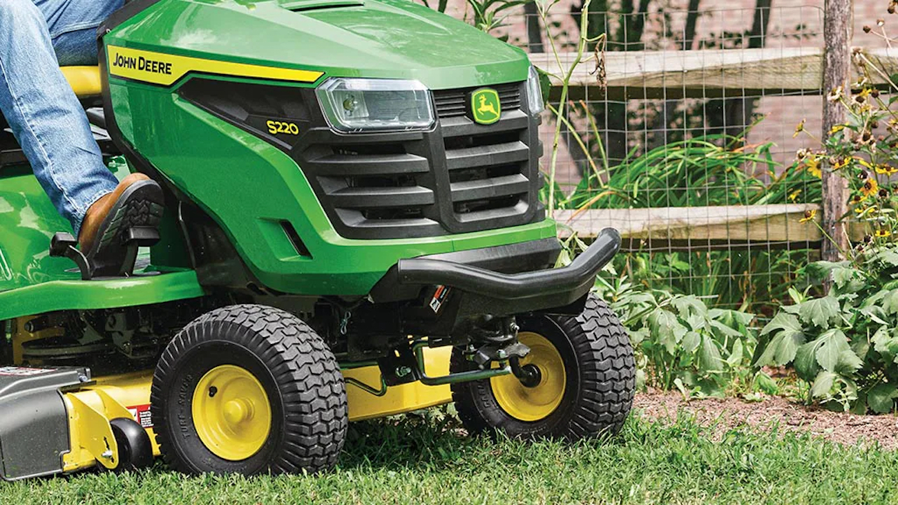 John Deere 200 Series: Lawn Tractor Models & Features | MachineFinder