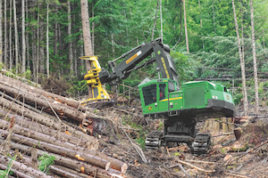 The FR27 Disc Saw Felling Head has an updated frame with a tall horn, continuous hose routings, and long harvesting arms, which all make for a more accessible machine clean-out.